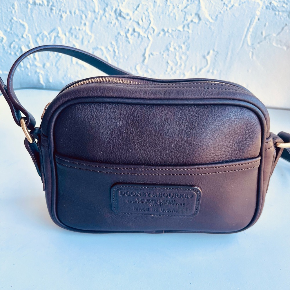 MINI VINTAGE DOONEY & BOURKE MINI COMPACT DARK BROWN SHOULDER BAG